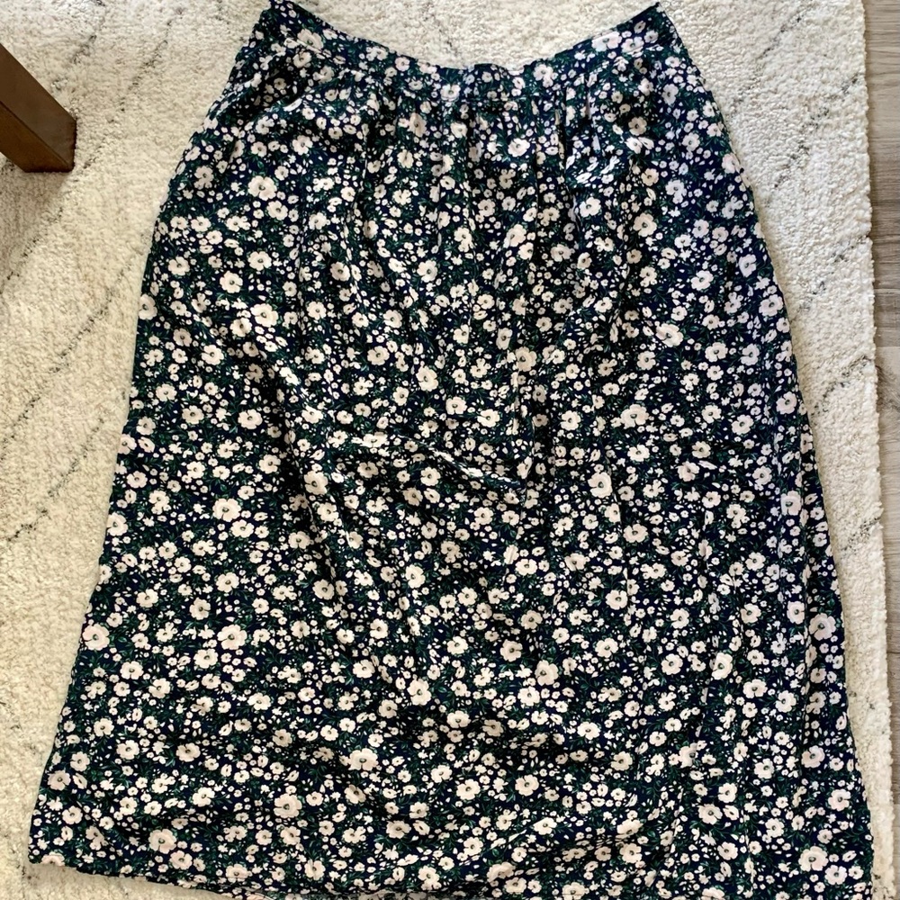 Old Navy below the knee floral skirt in Large with pockets